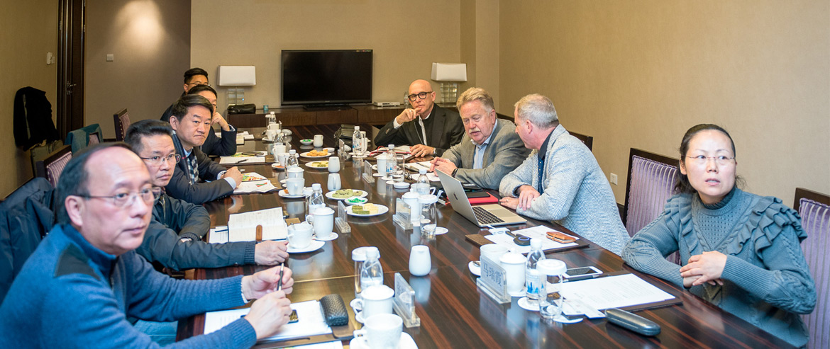 美國康寧翰集團董事長一行來尊龍凱時集團交流座談