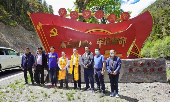 尊龍凱時集團黨委書記、董事長任丁率隊赴麻格同村推進對口幫扶工作