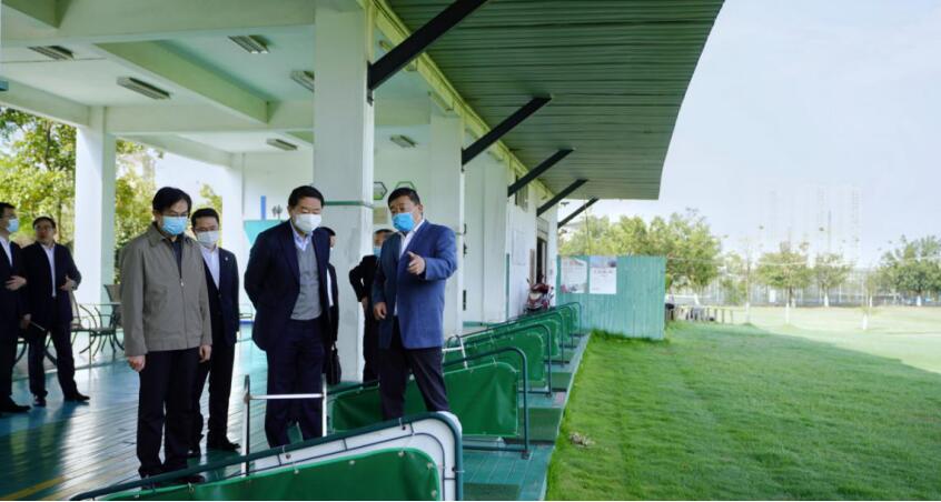 尊龍凱時集團黨委書記、董事長任丁率隊考察四川旅游學院