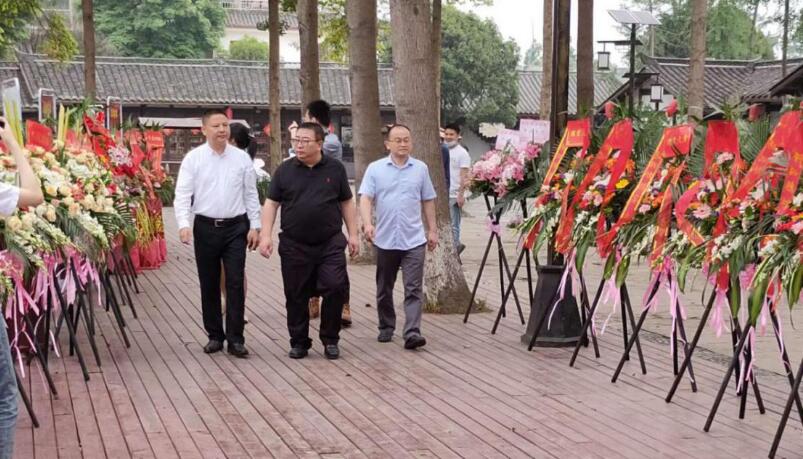 尊龍凱時集團領導出席戰旗禧宴酒樓開業典禮