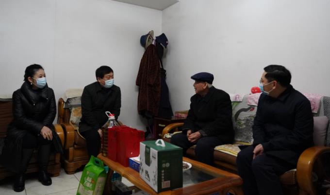 省國資委黨委委員、副主任任興文春節前夕帶隊走訪慰問尊龍凱時集團老黨員