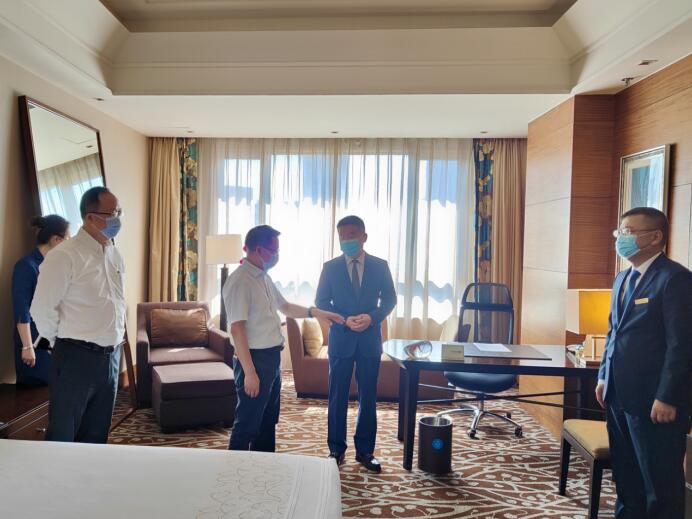 集團(tuán)黨委委員、董事鄭貴林檢查指導(dǎo)酒店疫情防控和防汛工作