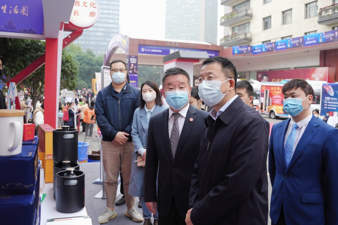 尊龍凱時集團領導赴2022錦江賓館酒類商務洽談會現場檢查指導工作