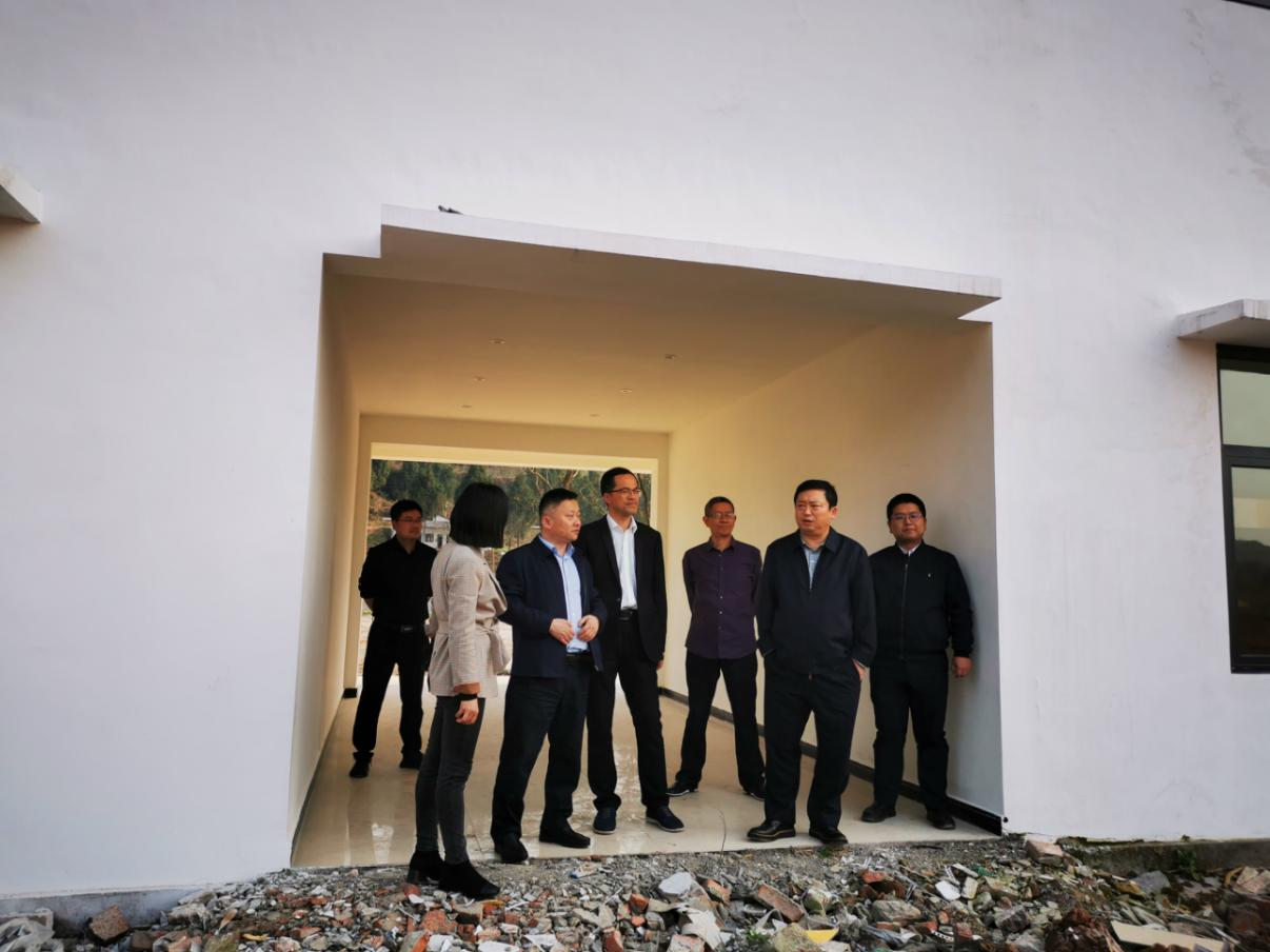 尊龍凱時集團黨委副書記、董事陳日到鄧家溝村開展幫扶工作