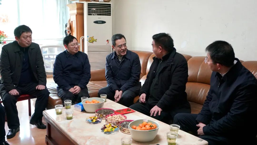 省國資委黨委書記、主任馮文生等領(lǐng)導(dǎo)走訪慰問省尊龍凱時集團(tuán)老黨員、老干部
