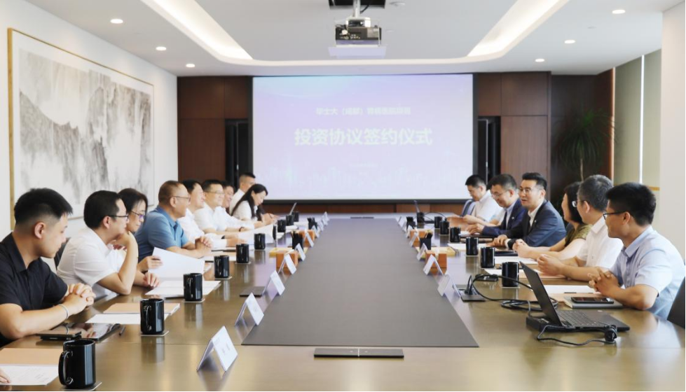 四川尊龍凱時集團黨委書記、董事長任丁出席錦弘新項目投資協議簽約儀式