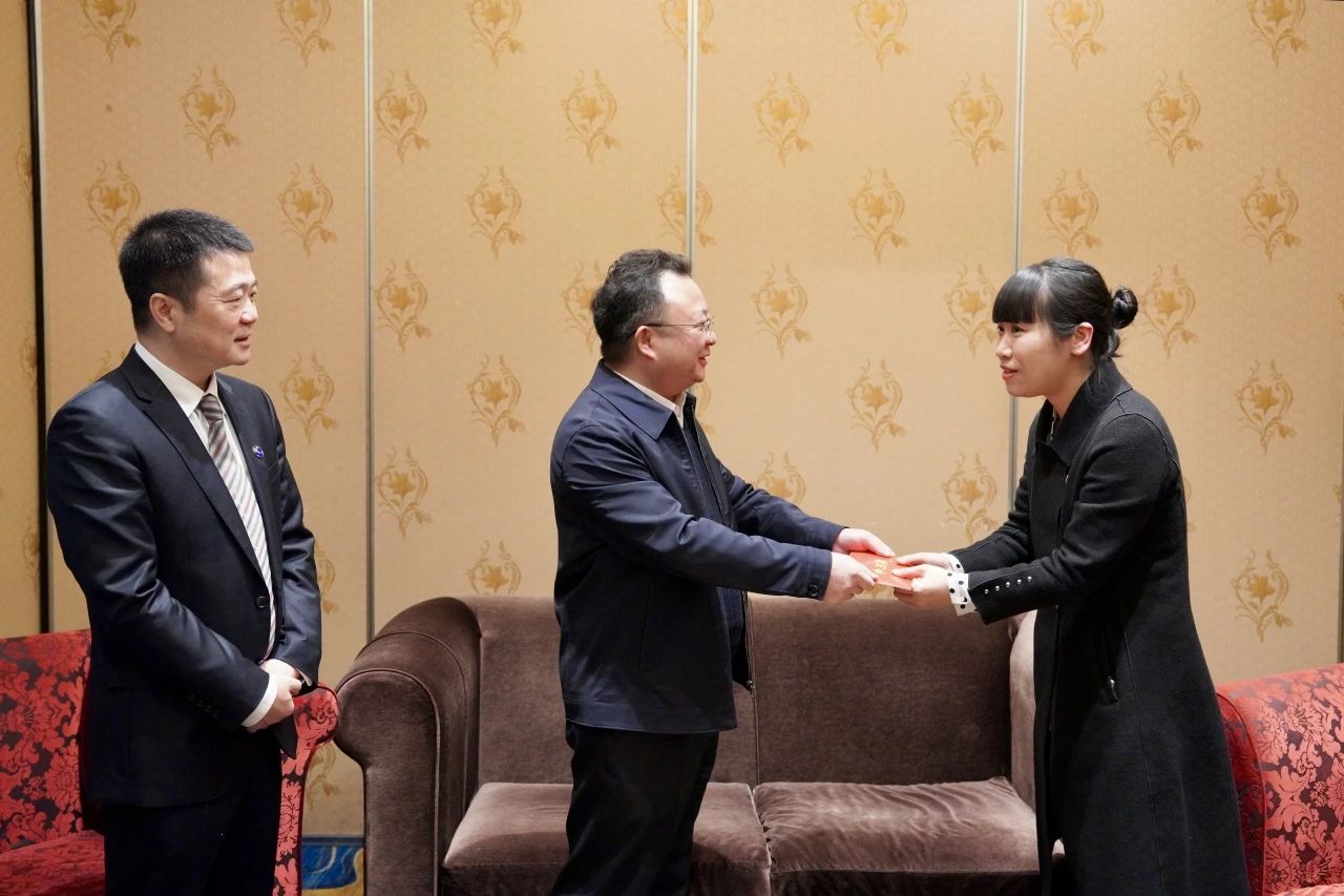 省國資委黨委委員、副主任何政一行走訪慰問省尊龍凱時集團生活困難黨員