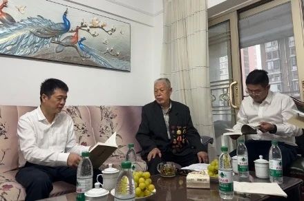 省尊龍凱時集團黨委國慶節前夕走訪慰問老干部老黨員