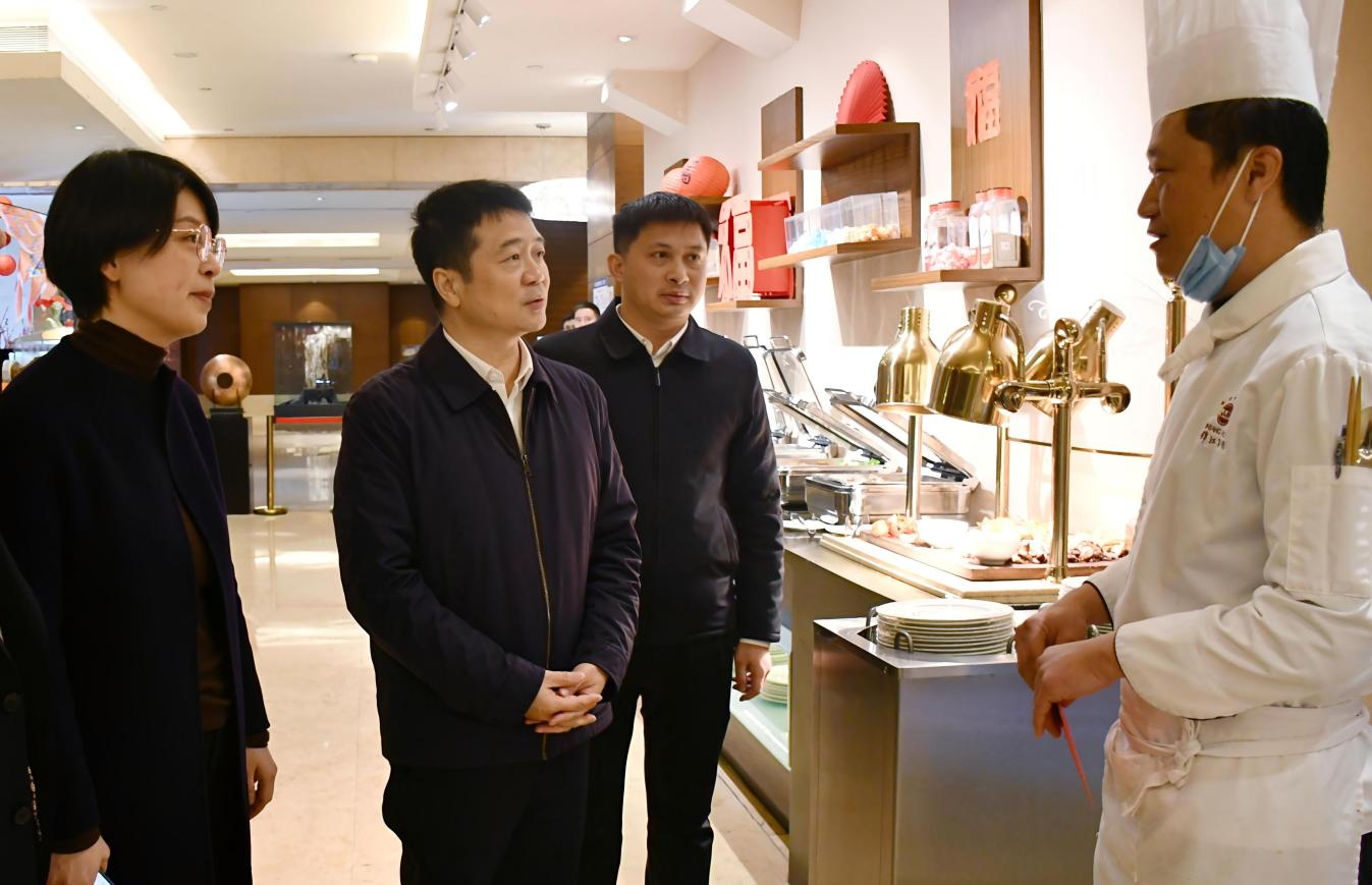 省尊龍凱時集團領導率隊開展春節前走訪慰問