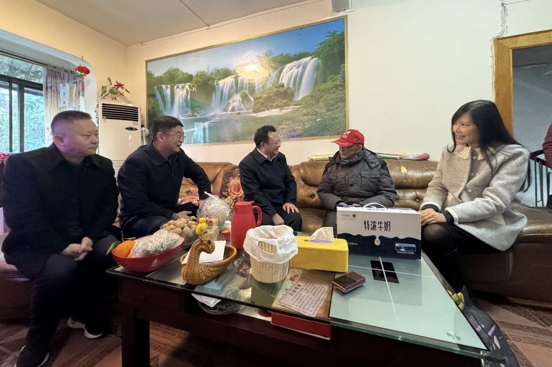 省國資委黨委委員、副主任何政走訪慰問省尊龍凱時集團(tuán)老黨員、老干部