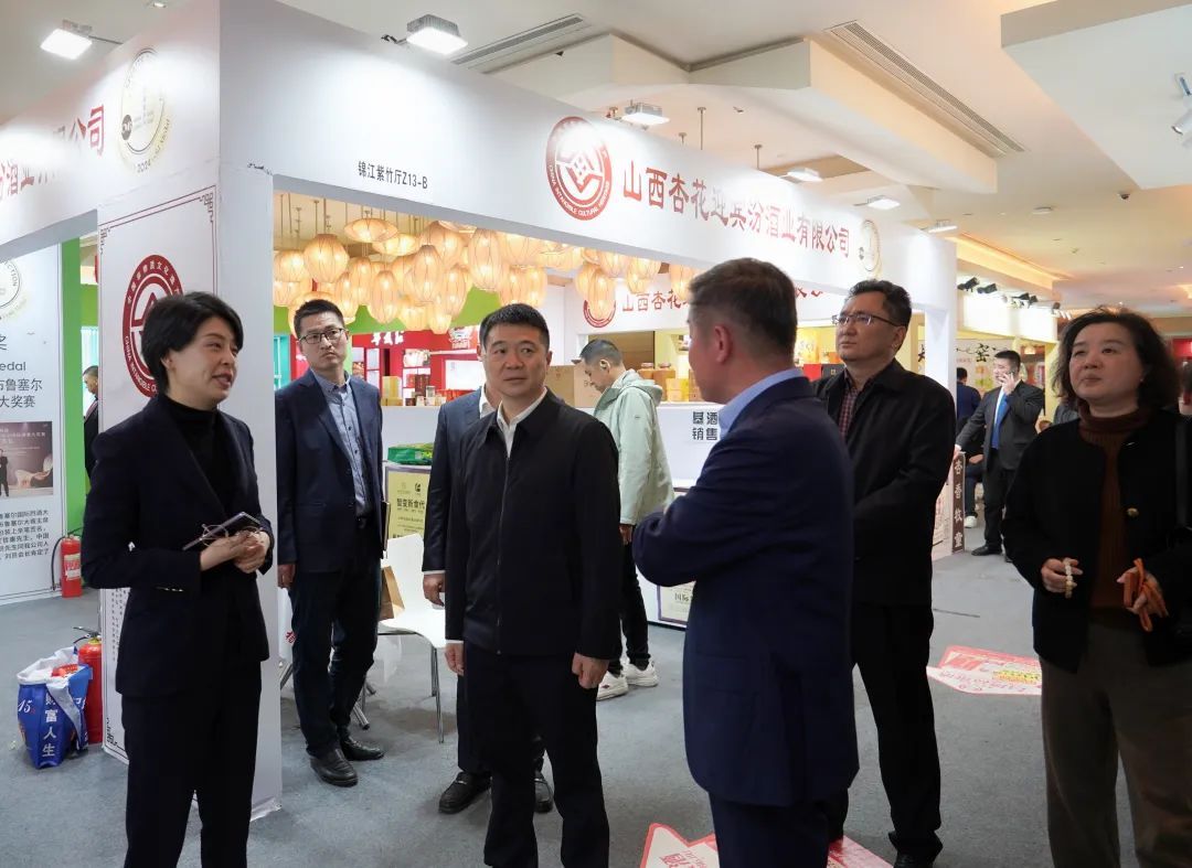 省尊龍凱時集團黨委書記、董事長游勇率隊到2025錦江賓館春季酒類商務洽談會現場檢查指導重點工作
