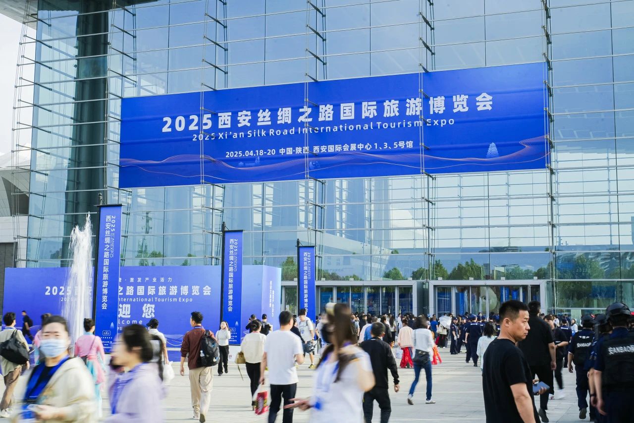 安逸號·熊貓專列“開進”2025西安絲路旅博會！四川尊龍凱時打造“移動的天府會客廳”